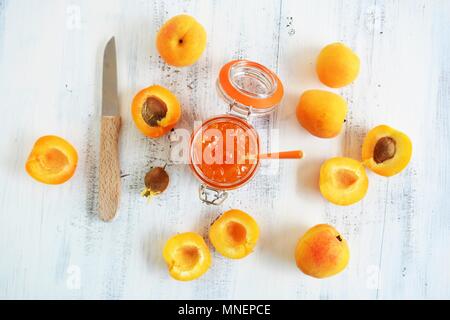 Ein Glas Aprikosenmarmelade und Aprikosen/Marillen Stockfoto