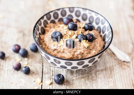Lupine Porridge mit getrockneten Früchten und Blaubeeren Stockfoto