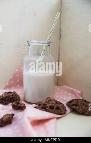 Eine pflanzliche Drink in einer Glasflasche mit vegane Schokolade cookies Neben Stockfoto