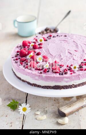 Raw Käsekuchen mit einem Cashew und Himbeer Creme Stockfoto