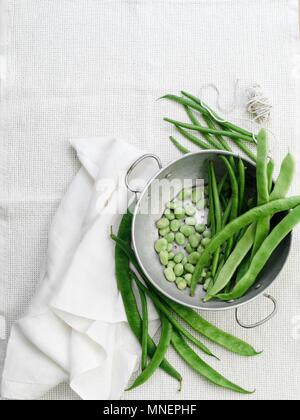 Die Anordnung der verschiedenen grüne Bohnen (von oben gesehen) Stockfoto