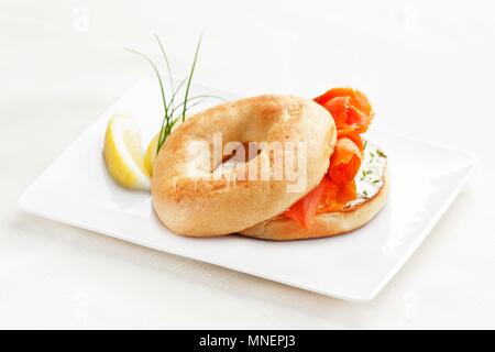 Geräucherter Lachs und Frischkäse auf einem Bagel mit Schnittlauch Stockfoto