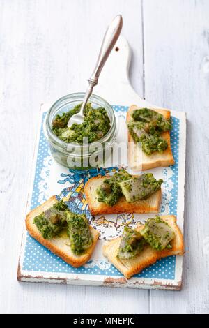 Toast überbacken mit Hering in Salsa Verde Stockfoto