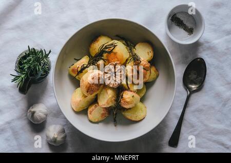 Kartoffeln mit Knoblauch und Rosmarin (Ansicht von oben) Stockfoto