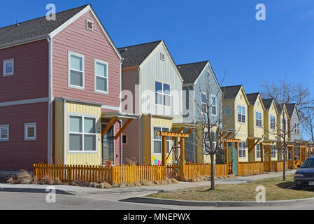 Urlaub Nachbarschaft Projekt, zeigt eine Reihe von einzelnen freistehende Stadthäuser in verschiedenen Farben bemalt, Boulder, Colorado, USA Stockfoto