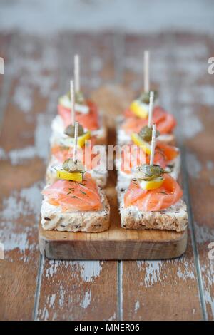 Mini Canapés mit geräuchertem Lachs und Kapern Stockfoto