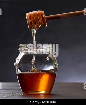 Ein Honig Honig tropft vom Pendelarm Stockfoto