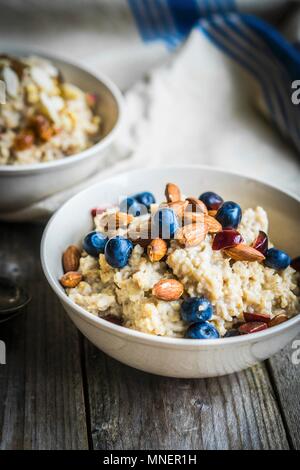 Porridge mit Blaubeeren und Mandeln Stockfoto