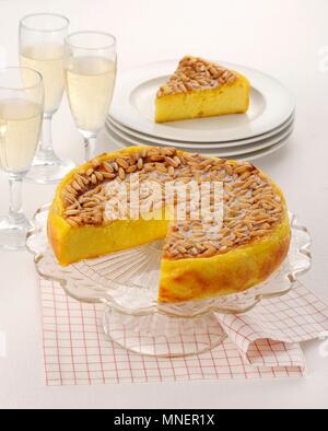 Torta di polenta Gialla (polenta Kuchen mit Pinienkernen, Italien) Stockfoto