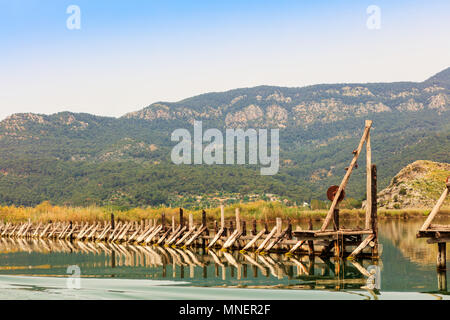 Alte Fischerdorf Wehr und Tor auf Fluß Dalyan in der Türkei. Stockfoto