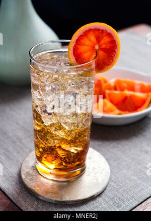 Schorle in Collins Glas mit Eis und bloodorange Garnieren Stockfoto