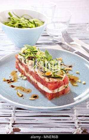 Rote und weiße Gemüse Terrine mit Mozzarella, Zucchini Pasta und Basilikum Stockfoto