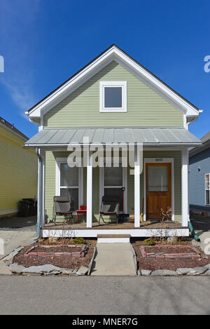 Iris Hohl [Gehäuse Unterteilung], die ein freistehendes Haus mit Veranda, Vorderansicht, Boulder, Colorado, USA Stockfoto