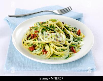 Spaghetti mit Zucchini und Oliven Stockfoto