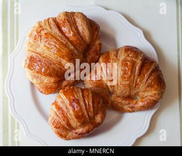 Drei Croissants auf einer Platte (von oben gesehen) Stockfoto
