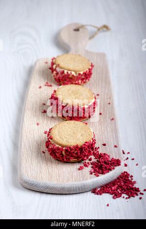 Emily Erdbeer Eis Sandwiches auf ein Schneidebrett Stockfoto