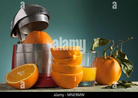 Eine Anordnung von frischen Orangensaft, eine Orange drücken und gepressten Orangen Stockfoto