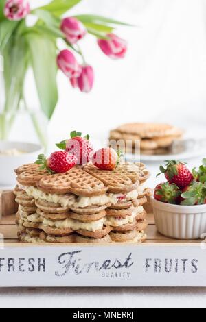 Eine Waffel Kuchen mit eierlikör Sahne und Erdbeeren Stockfoto