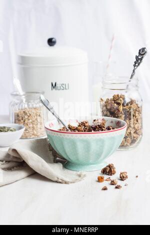 Hausgemachte gesundes Müsli mit Termine und Kürbiskerne (Zuckerfrei, vegan) Stockfoto