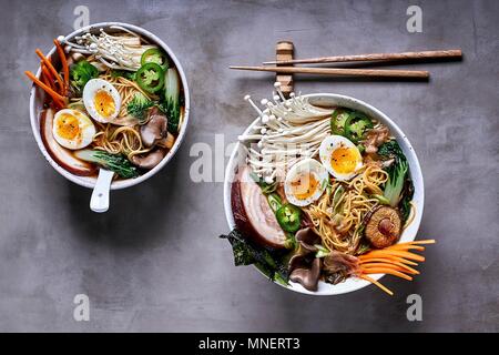 Ramen Nudelsuppe mit Pilzen, Gemüse, Schweinebauch und Ei (Japan) Stockfoto