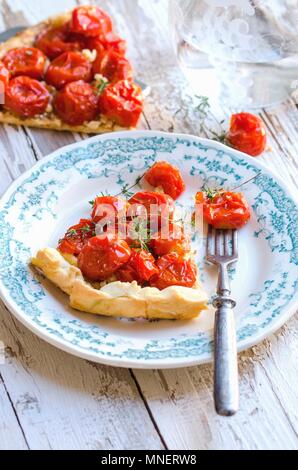 Tarte Tatin mit Tomaten und Thymian Stockfoto