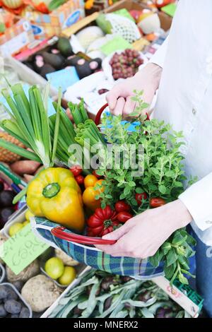 Markt für frische Gemüse in einem überprüft Shopping Bag Stockfoto