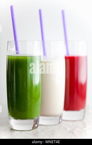 Drei verschiedene Smoothies in Gläsern mit Strohhalm Stockfoto