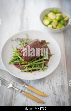 Rind Rouladen mit grünen Bohnen und Rosenkohl Stockfoto