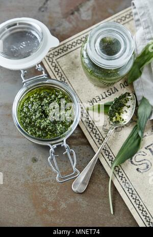 Bärlauch pesto in einem Glas und auf Löffel Stockfoto