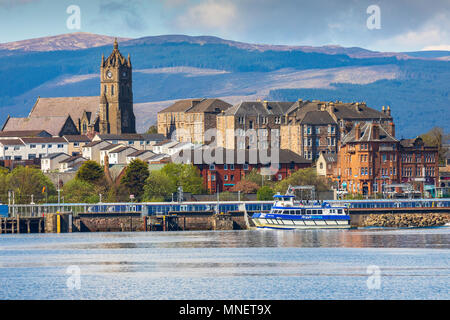 Argyll Fähre nähert sich Gourock Hafen, in Cardwell Bay, Firth of Clyde, Renfrewshire, Schottland, Großbritannien Stockfoto