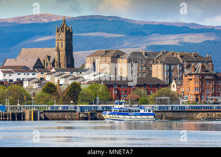 Argyll Fähre nähert sich Gourock Hafen, in Cardwell Bay, Firth of Clyde, Renfrewshire, Schottland, Großbritannien Stockfoto