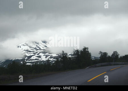 Niedrig hängenden Wolken verhindern Blick auf schneebedeckte Berge entlang der E6 in Norwegen. Stockfoto