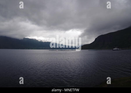 Blick auf die Bucht im Norden von Norwegen kurz vor dem Regen zu fallen beginnt eine dramatische anzeigen. Stockfoto