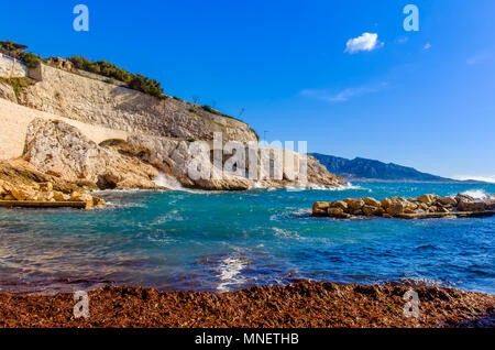 Bucht „Fausse Monnaie“ am Mittelmeer, Teil der Küste von Marseille, März 2018 Stockfoto