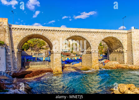 Brücke an der Bucht „Fausse Monnaie“ am Mittelmeer, Marseille, März 2018 Stockfoto