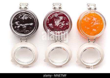 Lecker fruchtige Marmelade im Glas auf weißem Hintergrund. Stockfoto