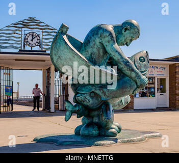 Das Meer, eine Skulptur von Jon Buck außerhalb der Eingang zu behandeln Pier Stockfoto