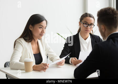 Kollegen diskutieren business plan im Büro Stockfoto