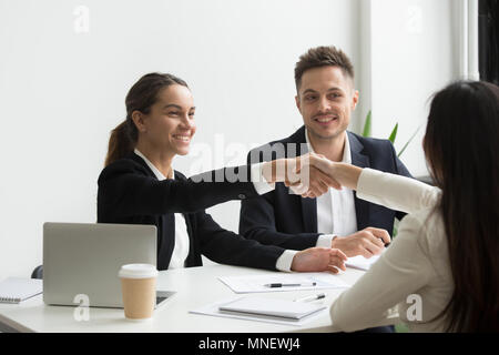 HR-Vertreter positiv Gruß weibliche Kandidaten Stockfoto