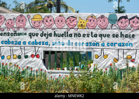 Schule in Puerto Villamil, Isabela Island, Galapagos, Ecuador. "Lehren, dass seine Spuren hinterlässt, ist nicht das, was headg zu Kopf gemacht wird, sondern von Hea Stockfoto