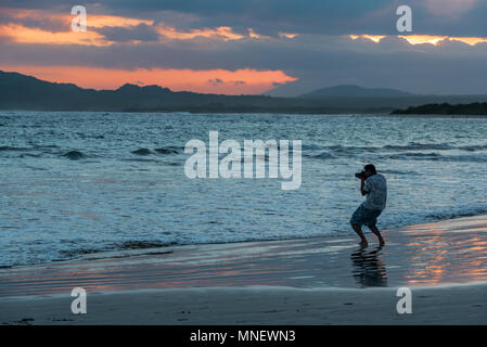 Fotografieren bei Sonnenuntergang, Puerto Villamil, Isabela Island, Galapagos, Ecuador. Stockfoto