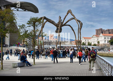 ''Maman'' Skulptur durch die Französisch-amerikanische Künstlerin Louise Bourgeois 1911-2010 neben dem Guggenheim Museum von Architekt Frank Gehry, Bilbao, B ausgelegt Stockfoto