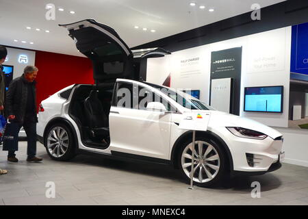 Tesla Modell X in Brent Cross, Cricklewood, London, England, Großbritannien Stockfoto