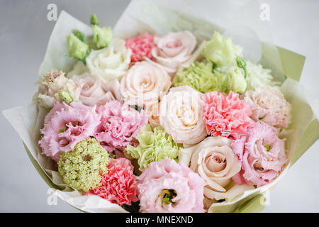 Blumenschmuck. multicolor Bouquet von schönen Blumen auf hölzernen Tisch. Floristik Konzept. Frühling Farben. Stockfoto