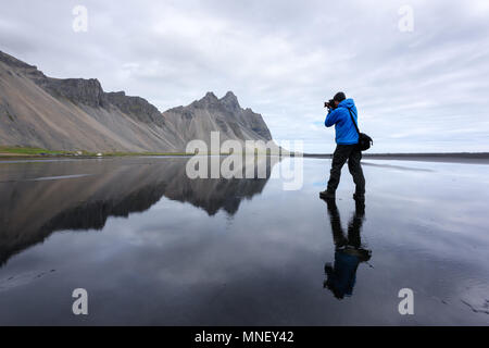 Fotografen Foto in der Nähe der berühmten stokksnes Berge Stockfoto