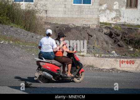 Frauen auf einem Motorroller in Puerto Villamil, Isabela Island, Galapagos, Ecuador. Stockfoto