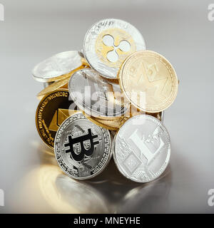 Haufen von crypto Münzen Dash Welligkeit Monero Litecoin Bitcoin Astraleums auf glühenden chromatische Hintergrund mit durchscheinenden Reflexion, quadratischen Format Stockfoto