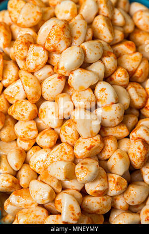 Chili eingelegter Knoblauch im Verkauf bei Abergavenny Food Festival, Wales, Großbritannien Stockfoto