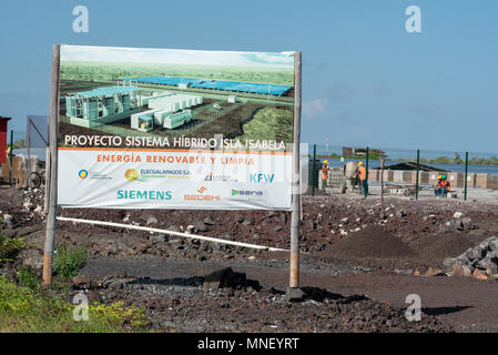 Solar Farm, Teil einer neuen hybrid Solar-, Biokraftstoff, im Bau in Puerto Villamil, Isabela Island, Galapagos, Ecuador. Stockfoto