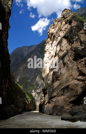 Tiger Leaping Gorge (Chinesisch:"¢ ÌøÏ¿; Pinyin: H ¨ ¨ ³Ti ¤ o Xi"¢) ist eine Schlucht auf dem Yangtze ¨C lokal das Golden Sands River (½ðÉ³½-; J ¨ © nsh genannt Stockfoto